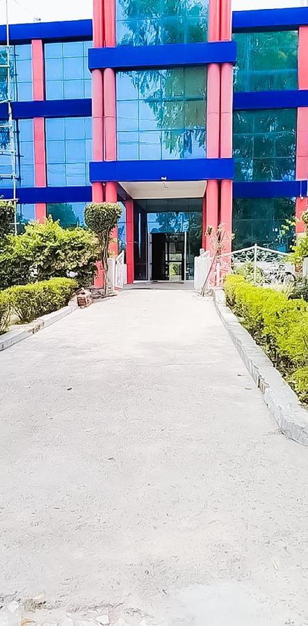 Roomshala 110 Hotel Mulaqaat - Shiv Nadar University Dadri Dış mekan fotoğraf